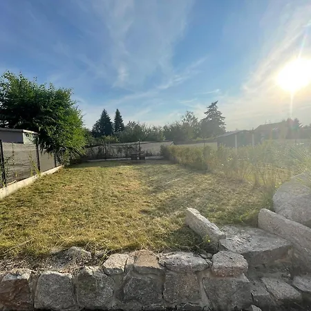 Utulny Podkrovni Atelier Se Zahradou Apartament